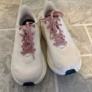 Women’s Hoka Arahi 8 size 7 wide